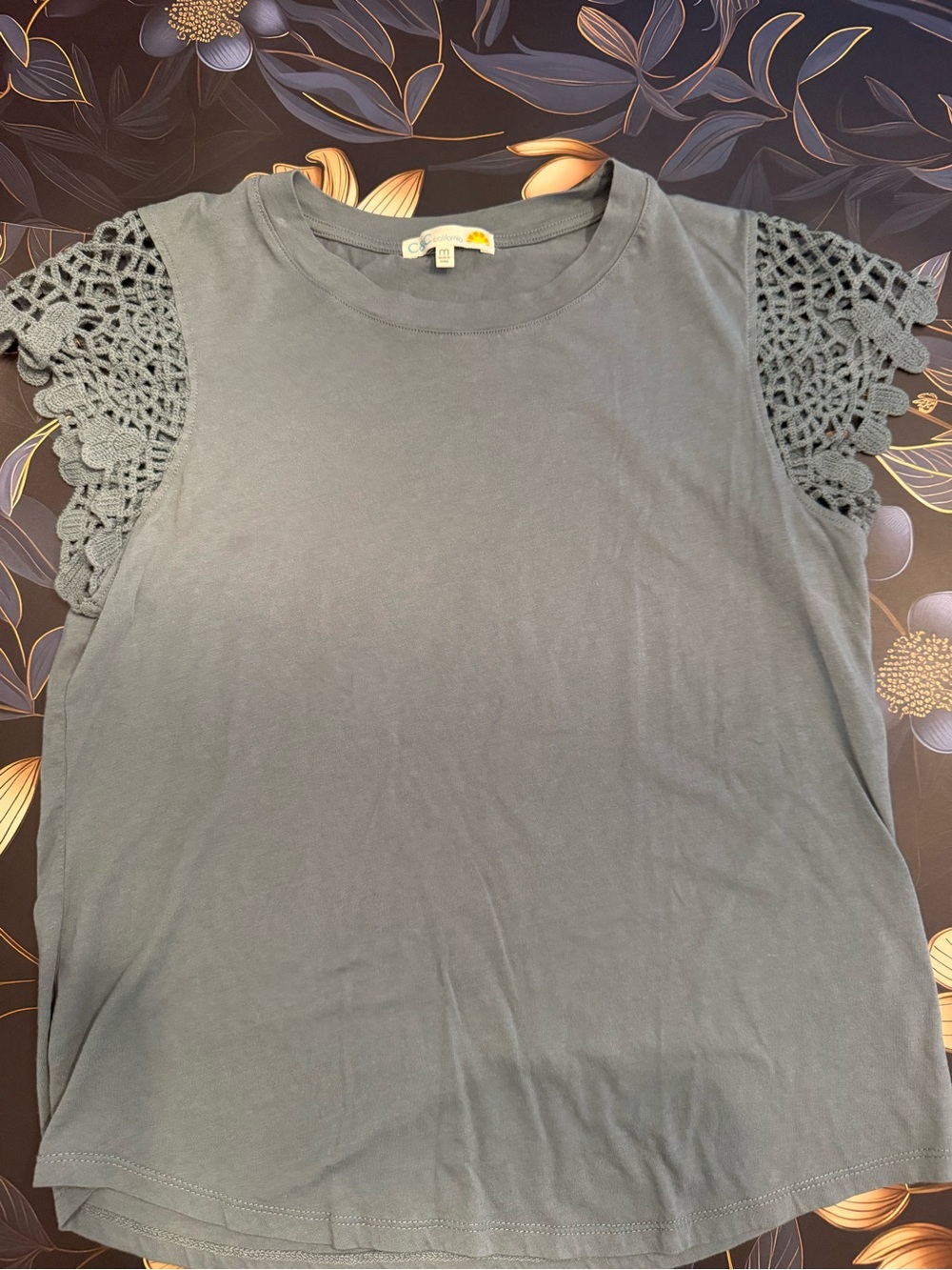 Like new! C&C California crotchet short sleeve top